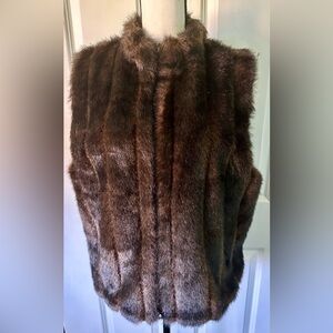 DESIGNED BY INVESTMENTS!!! Fabulous Condition Women’s Lined ZipUp Fur Vest.